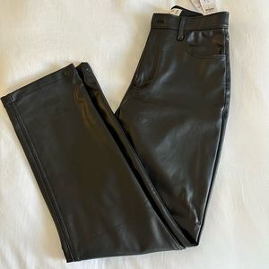 (NWT) Abercrombie 90’s straight ultra high rise jean in leather black. Size 28